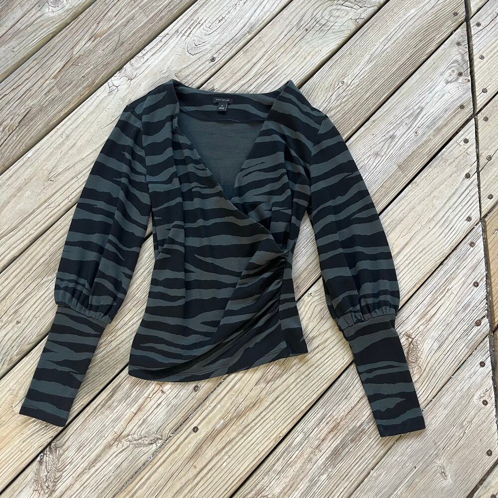 Ann Taylor Women's Green & Black Animal Print Wrap Style Top Size XS